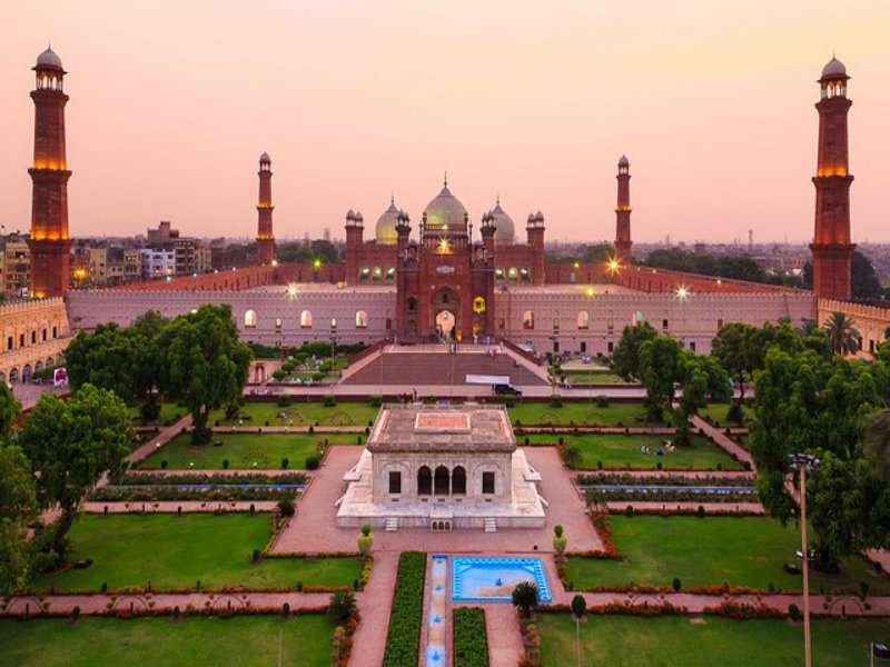 2.	Badshahi Mosque 